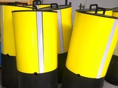 Solche gelben Tonnen markieren die Wasserfläche der Regattastrecke als "Sperrgebiet" für Freizeitkapitäne.