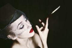 Portrait ofl young woman. Retro style Die neue Frau der Weimarer Republik raucht ungeniert (Foto: Burges-Pieper)