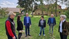 Dr. Georg Dybes Vor-Ort-Erkundung in der Schulstraße 3 in Göttin.