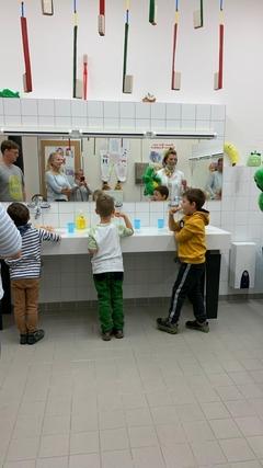 Mit Unterstützung des Maskottchens „Krocky“ und einigen Kinderreimen zeigte Dr. Pantazi genau, worauf jeder beim Putzen achten sollte.
