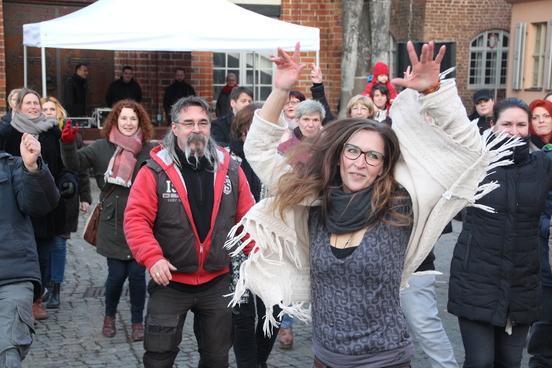 ONE BILLION RISING! Tanz-Flashmob in Brandenburg an der Havel