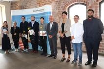 Menschengruppe mit Blumen und Studienverträgen.