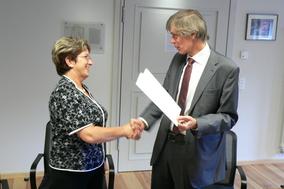 Staatssekretär übergibt Zuwendungsbescheid