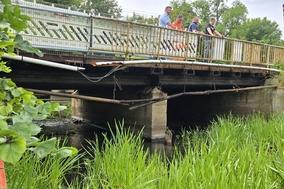 Der schlechte Zustand der Planebrücke wird schnell deutlich. Auch vor Ort finden weitere Abstimmungen zum Bauablauf statt.