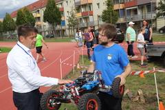 Der Oberbürgermeister lässt sich ein Modellbau-Fahrzeug erklären.