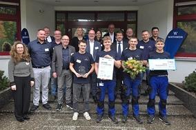 Oberbürgermeister Steffen Scheller, IHK-Bildungs-Geschäftsbereichsleiter Andreas Körner-Steffens und Ortsvorsteher Carsten Eichmüller gratulieren.