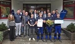 Oberbürgermeister Steffen Scheller, IHK-Bildungs-Geschäftsbereichsleiter Andreas Körner-Steffens und Ortsvorsteher Carsten Eichmüller gratulieren.