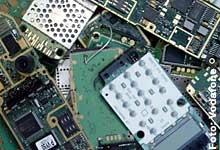 Die Handys werden beim Recycling in ihre verschiedene Bestandteile zerlegt.