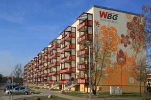 Fünfstöckiger Wohnblock mit Balkonen 