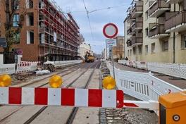 Busse können bereits seit dem 30. November die Bauhofstraße befahren, wofür Halbschranken aufgestellt sind. Links erhebt sich der neue Wohnkomplex.