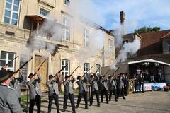 Mit dem Salutschießen ist das dreitägige Spektakel eröffnet.