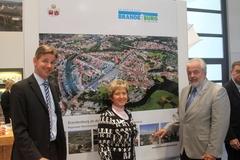 Oberbürgermeisterin auf dem Brandenburger Stand mit ZAB-Geschäftsführer Dr. Steffen Kammradt