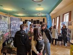 Unternehmen sind mit Besucherinnen und Besucher im Gespräch im Blauen Saal des Kulturzentrums