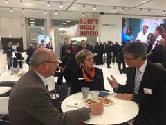 Oberbürgermeisterin Dr. Dietlind Tiemann im Gespräch mit Herrn Haubmann und Herrn Kraft, Geschäftsführer der voestalpine BWG GmbH & Co. KG
