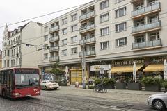 Derselbe Straßenabschnitt im September 2019, heute mit Geschäftsstelle eines Automobilclubs und einer Kaffeekette(© Stadtmuseum Brandenburg an der Havel)