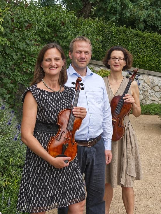 Antje Weltzer-Pauls, Bernhard Barth und Kirstin Maria Pientka  stehen hintereinander, je mit Geige in der Hand