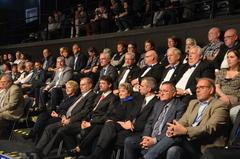 gespanntes Verfolgen der Spiele am letzten Tag