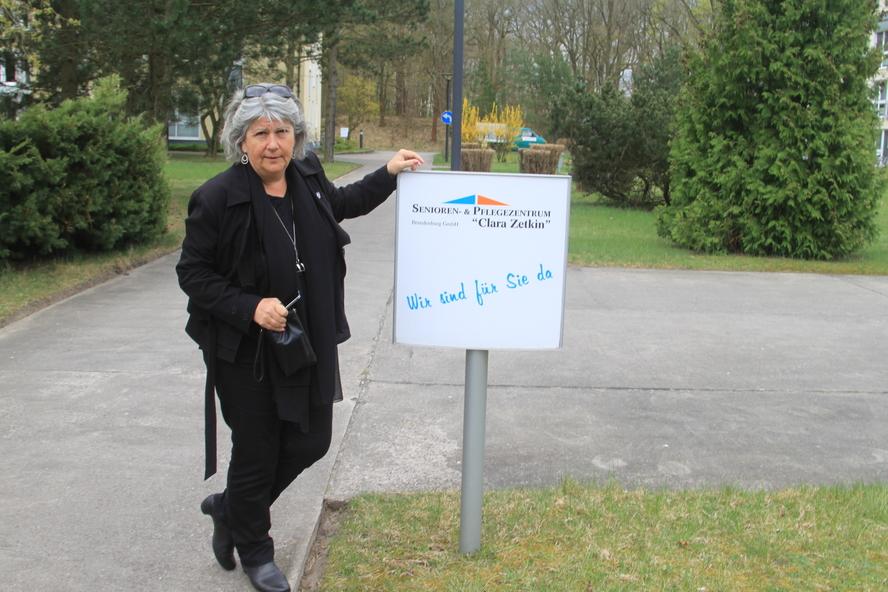 Gast vor dem Eingangsschild des Seniorenzentrums