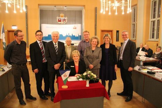 stehen gemeinsam für die Kreisfreiheit: Oberbürgermeisterin Dr. Dietlind Tiemann, das Präsidium und die Fraktionen der Stadtverordnetenversammlung