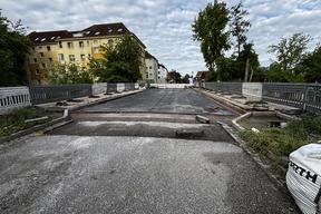Baustelle im Fahrbahnbereich der Wredowbrücke aus Sicht der Wredowstraße