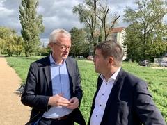 Oberbürgermeister Steffen Scheller (rechts) im Gespräch mit Bauminister Guido Beermann.