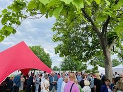 Festzelt und viele Menschen auf der Wiese