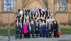 Die festliche Begrüßungsveranstaltung der neuen Zahnmedizinstudierenden startet stets mit dem großen Gruppenbild.