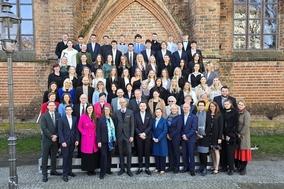 Die festliche Begrüßungsveranstaltung der neuen Zahnmedizinstudierenden startet stets mit dem großen Gruppenbild.