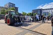 Im Außenbereich wurde auch schwere Technik ausgestellt