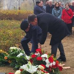Steffen Scheller und Walter Paaschen legten einen Kranz nieder.