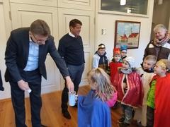 Mit Spenden und einem Rucksack mit Malöbüchern und Stiften machten sich die Kinder auf den Rückweg.