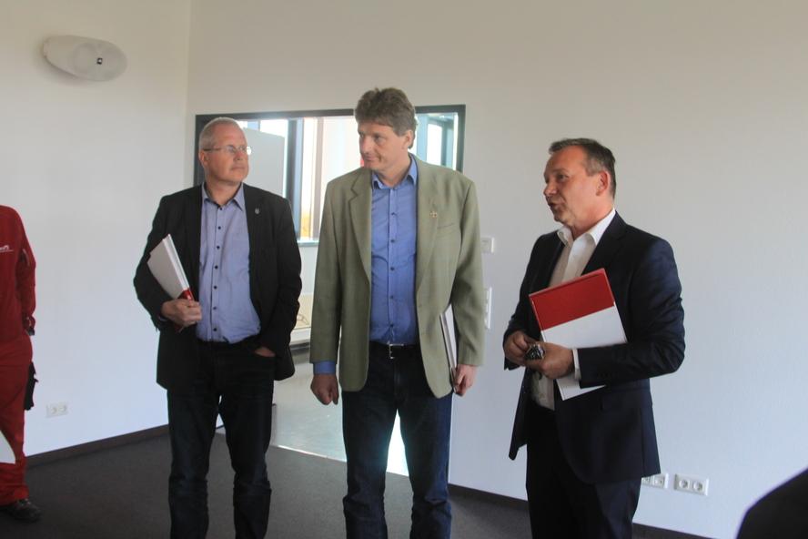 Personen im neuen Bahnhofsgebäude