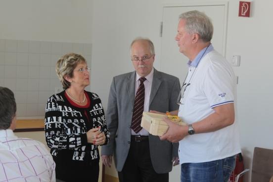 Die Oberbürgermeisterin verabschiedet sich von Dr. Med. Erhard Benke im Beisein von Hans-Wilhlem Geue