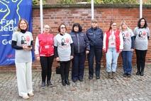 Mitglieder des Arbeitskreises "Keine Gewalt gegen Frauen und Kinder" vor der Fahnenhissung.