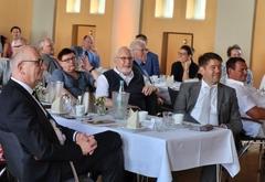 Oberbürgermeister Steffen Scheller am Tisch mit Ministerpräsident Dietmar Woidke und Fred Schenk, Vorsitzender des Kreisverbandes der Gartenfreunde.