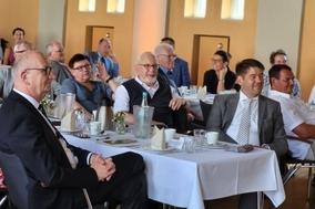 Oberbürgermeister Steffen Scheller am Tisch mit Ministerpräsident Dietmar Woidke und Fred Schenk, Vorsitzender des Kreisverbandes der Gartenfreunde.