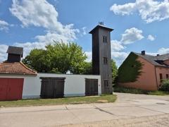 Der Schlauchturm des ehemaligen Feuerwerhgerätehauses Klein Kreutz hat bereits eine Sirene.