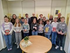 Die zum Stadtausscheid angetretenen Schulsiegerinnen und -sieger samt Jury.