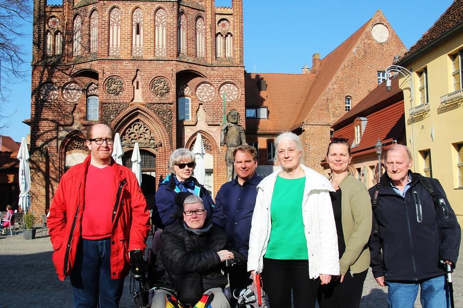 Gruppenfoto des Behindertenbeirates vor dem Rathaus.
