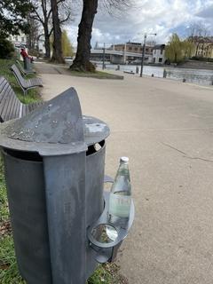 Abfallbehälter im öffentlichen Raum mit Pfandringen