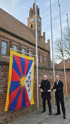 Oberbürgermeister Daniel Keip und Stadtverordnetenvorsteher Walter Paaschen ziehen die Flagge für Tibet empor.