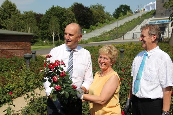 Auf dem Marienberg: Ministerpräsident Dietmar Woidke und Oberbürgermeisterin Dietlind Tiemann pflanzen am 07.08.2015 die Rose der Einheit.