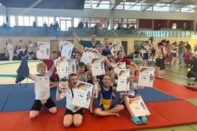 mehrere Kinder mit Urkunden in der Hand