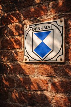 Denkmalplakette an der Mauer