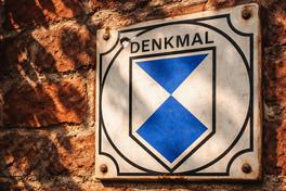 Denkmalplakette an der Mauer