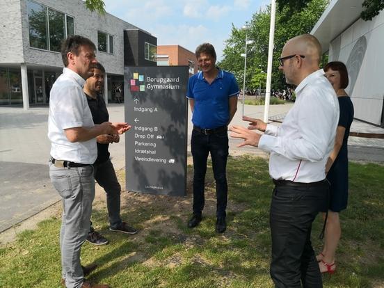 Schulleiter Thomas Jorgensen begrüßt OB Steffen Scheller im Borupgaard Gymnasium in Ballerup