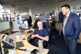 Steffen Scheller informierte sich in der Leitstelle über die aktuellen Ereignisse.