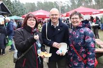 Daniel Keip im Gespräch mit Kloster Lehniner Osterbaumbesuchern.