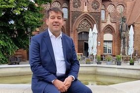 Steffen Scheller vor dem Altstädtischen Rathaus.