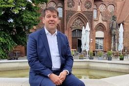 Steffen Scheller vor dem Altstädtischen Rathaus.